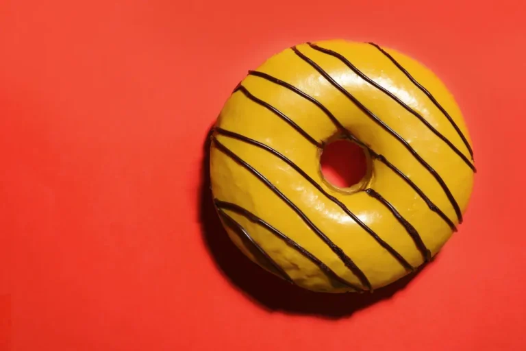 Gelber Donut auf orangenem Hintergrund